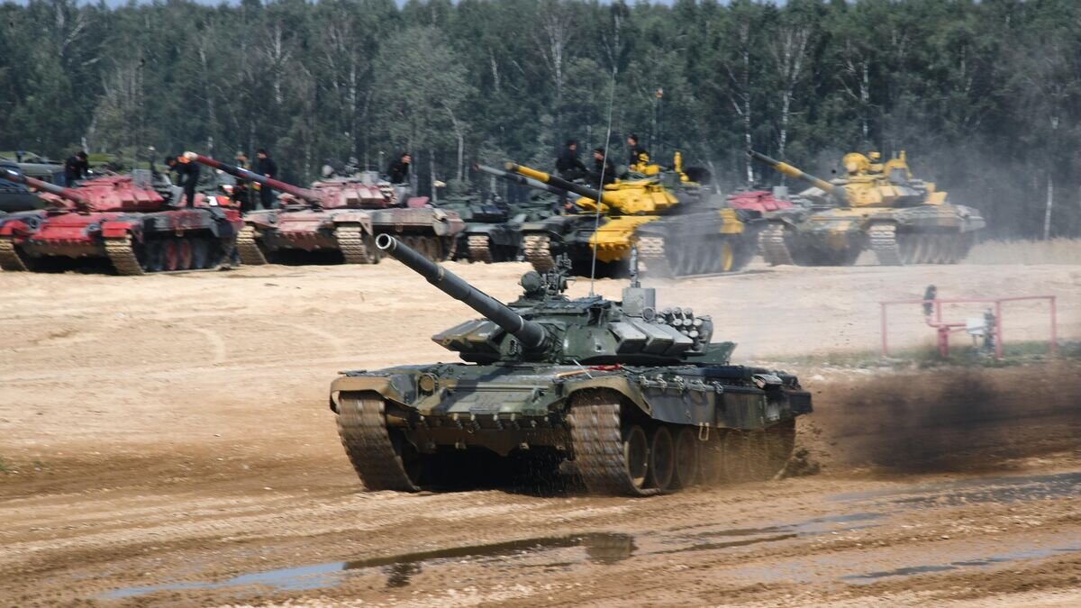    Танк Т-72Б3 команды военнослужащих Киргизии на дистанции индивидуальной гонки соревнований танковых экипажей в рамках конкурса "Танковый биатлон-2022" на военном полигоне "Алабино" в Московской области© РИА Новости / Кирилл Каллиников