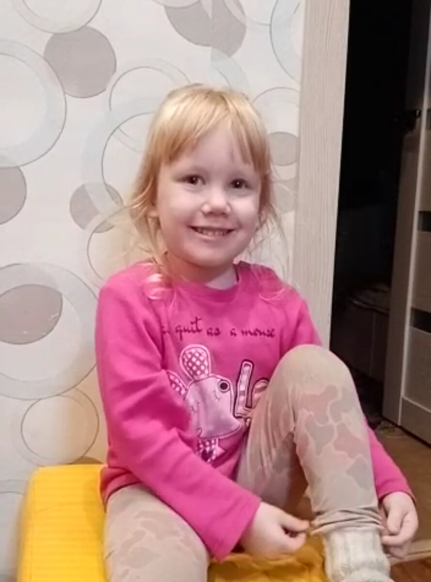 Ева выучила "У лукоморья дуб зелёный", и счастливая рассказывает его маме. 