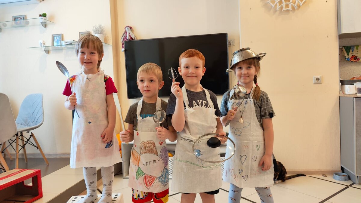 Двое старших мальчиков не стали фотографироваться, у них уже своя туса была, им по 10 лет. 