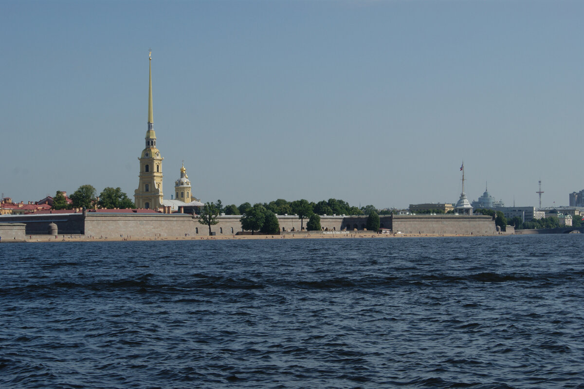 Вид на Петропавловскую крепость с Невы. Фото автора.