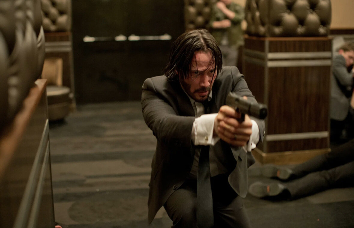 мало кто знает, что он был наёмным убийцей, причём одним из лучших профессионалов в своём деле. После того как сынок главы бандитской группы со своими приятелями угоняет его любимый «Мустанг» 1969 года выпуска, при этом убив его собаку Дейзи, которая была подарком недавно почившей супруги, Джон вынужден вернуться к своему прошлому. Теперь Уик начинает охоту за теми, кто имел неосторожность перейти ему дорогу, и он готов на всё, чтобы отомстить.