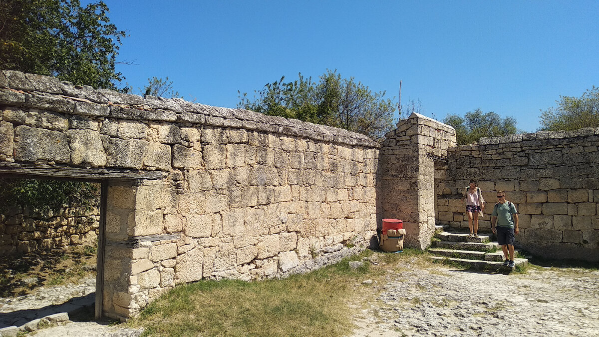 Молитвенный дом кенас у караимов в древнем Чуфут-Кале - городе на вершине скалы. Внутренний двор.