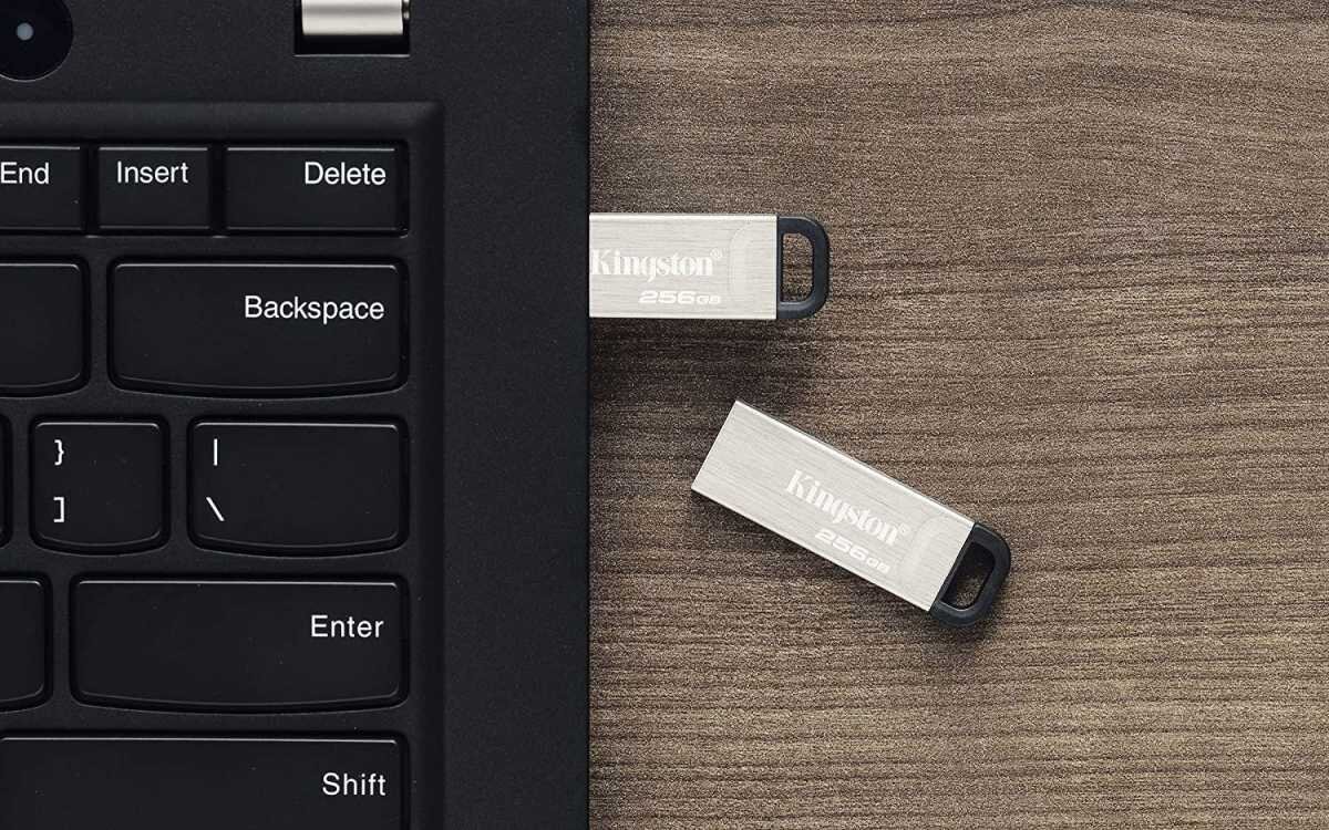 USB-накопители идеально подходят для быстрого и удобного хранения данных. Для долговременного архивирования они несут в себе слишком много противоречивых переменных. Лучшей альтернативой являются ленты или оптические диски.