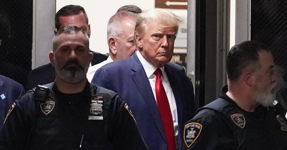 Помню одно видео, в котором Трамп входит в роли осуждаемого в помещение, полное полицейских города Нью-Йорк, и все полицейские вдруг начинают скандировать и аплодировать Трампу как своему. 