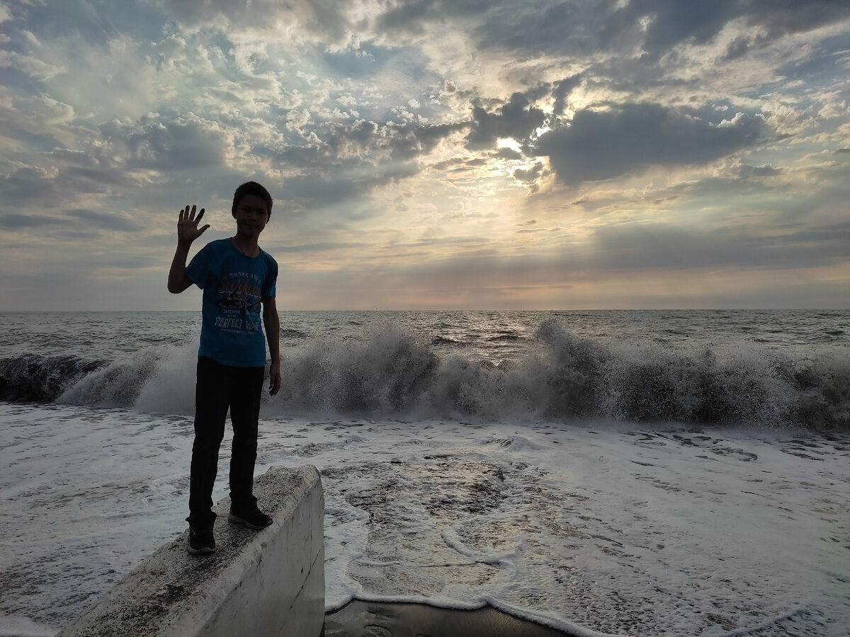 Пляж "Ривьера" в шторм. Фото автора. 