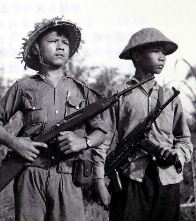 Солдаты Вьетконга. Слева вооружен карабином М1, справа пистолетом-пулеметом К-50М.