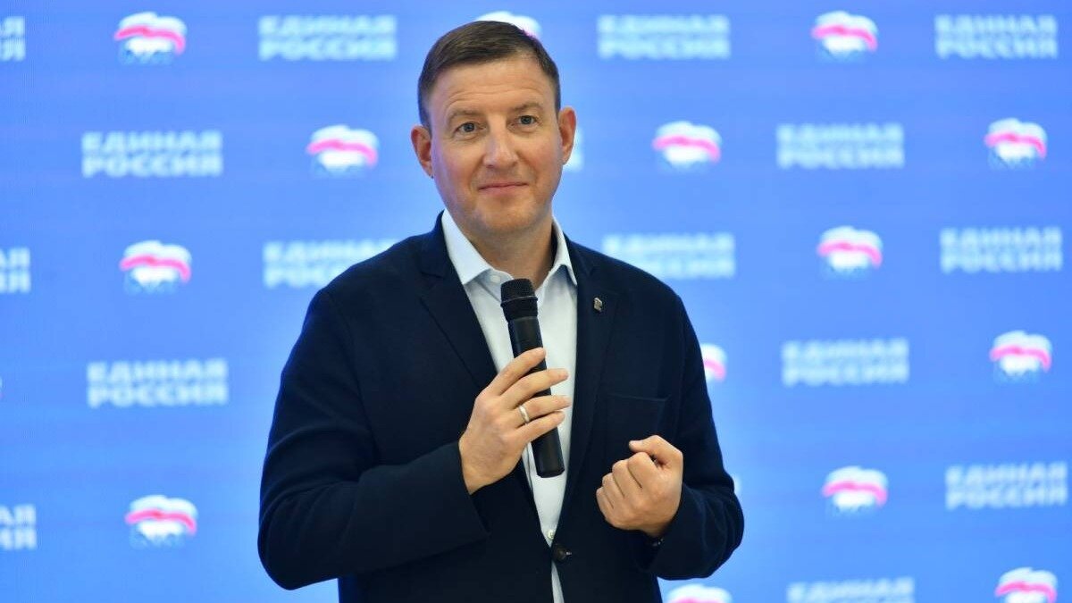     В Хабаровске состоялась встреча в штабе общественной поддержки «Единой России», где секретарь Генсовета Андрей Турчак подчеркнул важность объединения правительства региона и партии Победы.