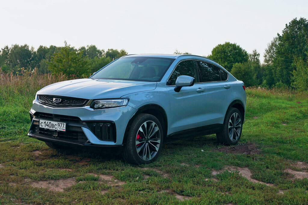 «Какой русский не любит быстрой езды?» — спрашивал классик. А сейчас ответ на этот вопрос ищет компания Geely, которая запускает на российском рынке дефорсированное до 200 л. с. кросс-купе Tugella.