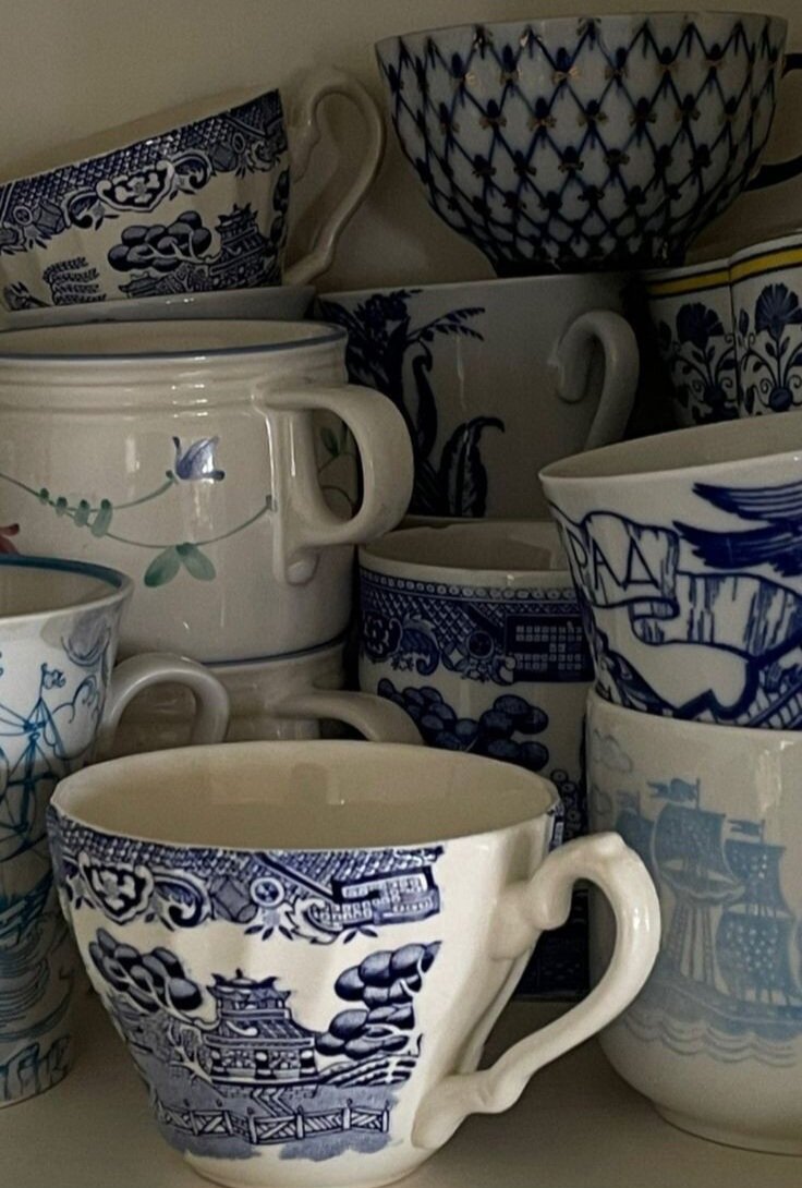 Я уверена, что видела сервиз, который описываю. Но найти его увы не смогла