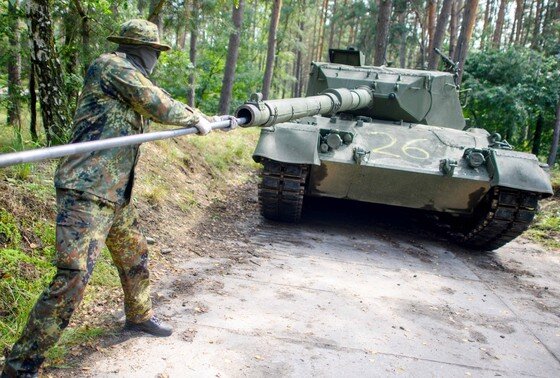    Украинский солдат чистит ствол орудия основного боевого танка Leopard 1 A5