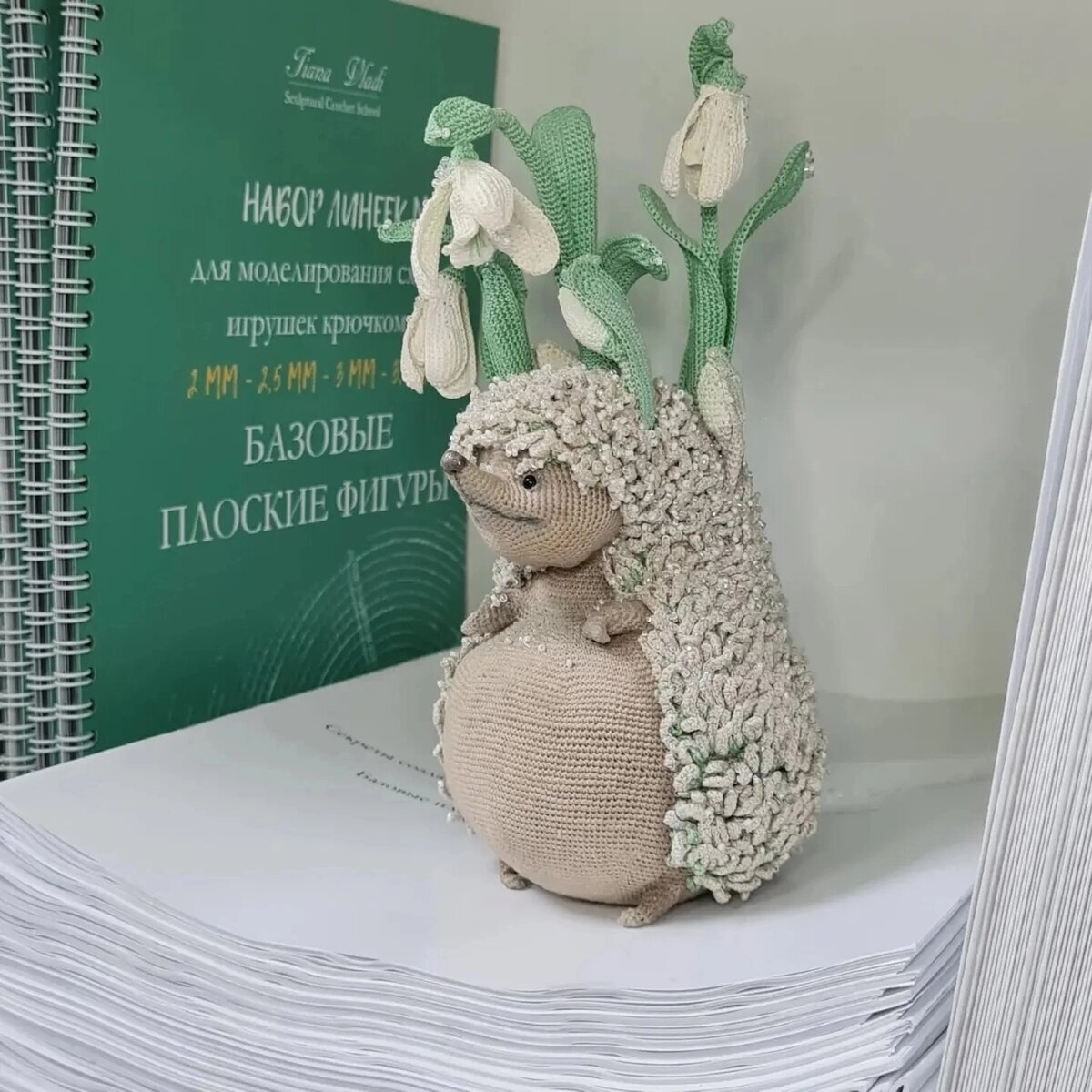 Фотография сделана реальным автором и преподавателем школы скульптурного вязания TIANA VLADI