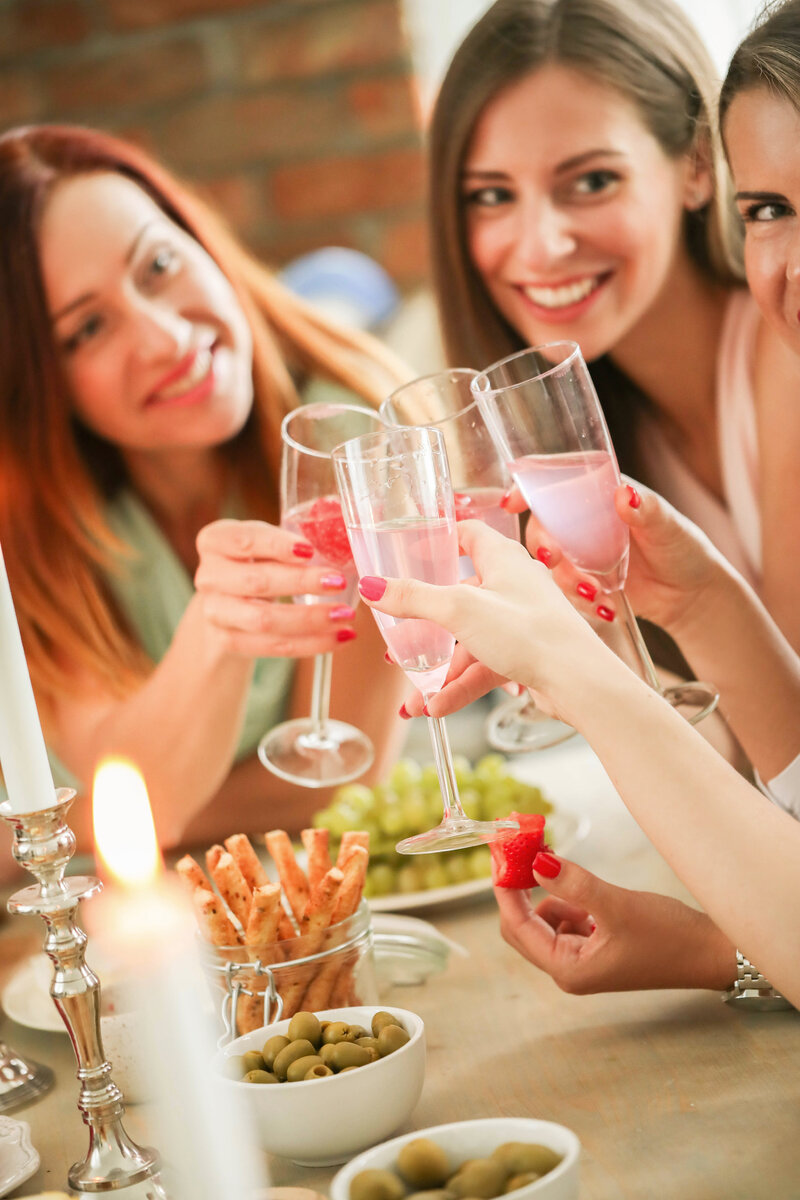 <a href="https://ru.freepik.com/free-photo/women-celebration_9724683.htm#query=%D0%BF%D0%BE%D0%B4%D1%80%D1%83%D0%B3%D0%B8%20%D0%B2%20%D1%80%D0%B5%D1%81%D1%82%D0%BE%D1%80%D0%B0%D0%BD%D0%B5&position=35&from_view=search&track=ais">Изображение от Racool_studio</a> на Freepik