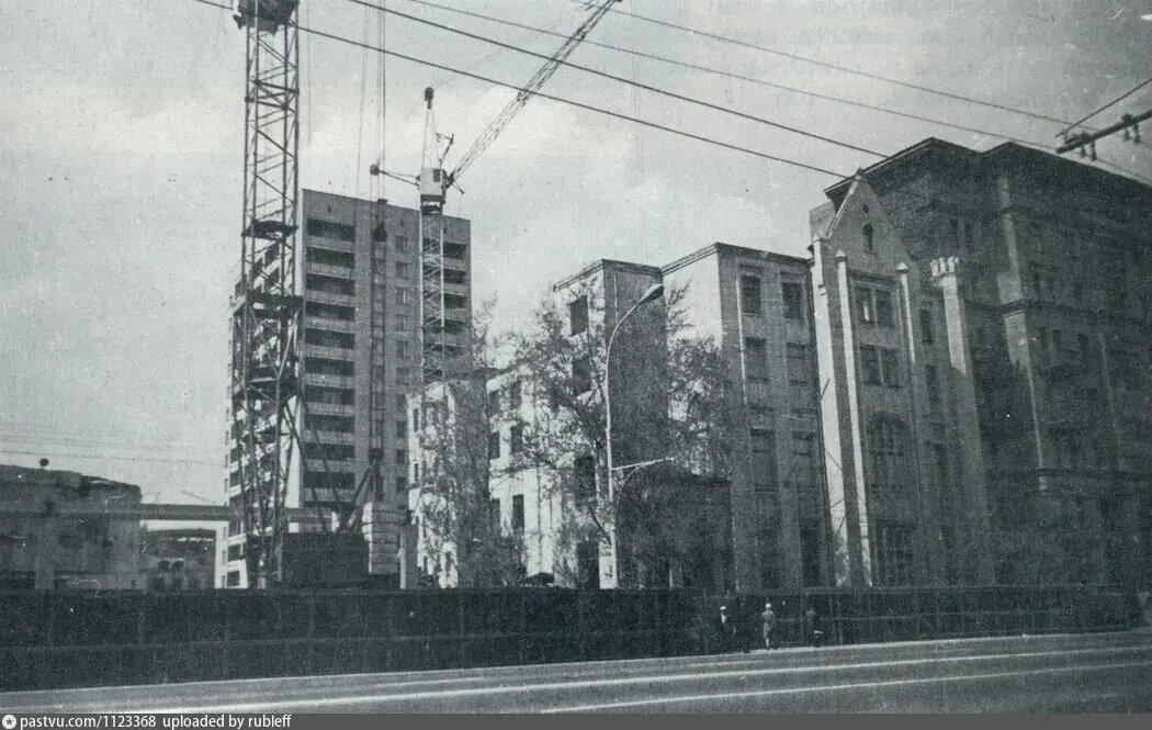 Особняк Кузнецова на 1-й Мещанской (проспекте Мира), 1979 г. Вид особняка, принадлежавшего Кузнецову, в ходе ремонта, крыша обрушена, внутри ломаются перегородки. Автор: Паламарчук П. Г. Источник: Паламарчук П.Г., Сорок Сороков: Альбом указатель всех московских церквей в четырех томах.