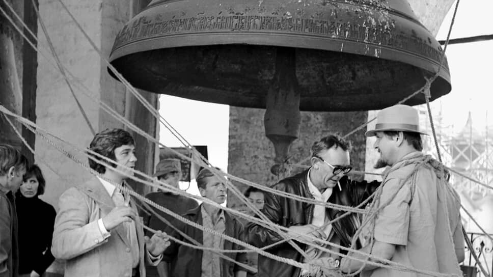    Милославского должен был сыграть Андрей Миронов, но в паре с Яковлевым (на фото справа), по мнению худсовета, он смотрелся не так органично, как с Никулиным. На его место рассматривали Георгия Буркова, Сергея Никоненко, Георгия Юматова и других, однако взяли Леонида Куравлева (слева), которому лучше всего подошел образ квартирного вора. Благодаря нему фраза «Храните деньги в сберегательной кассе» получила продолжение: «если, конечно, они у вас есть» предоставлено телеканалом «Мосфильм. Золотая коллекция»