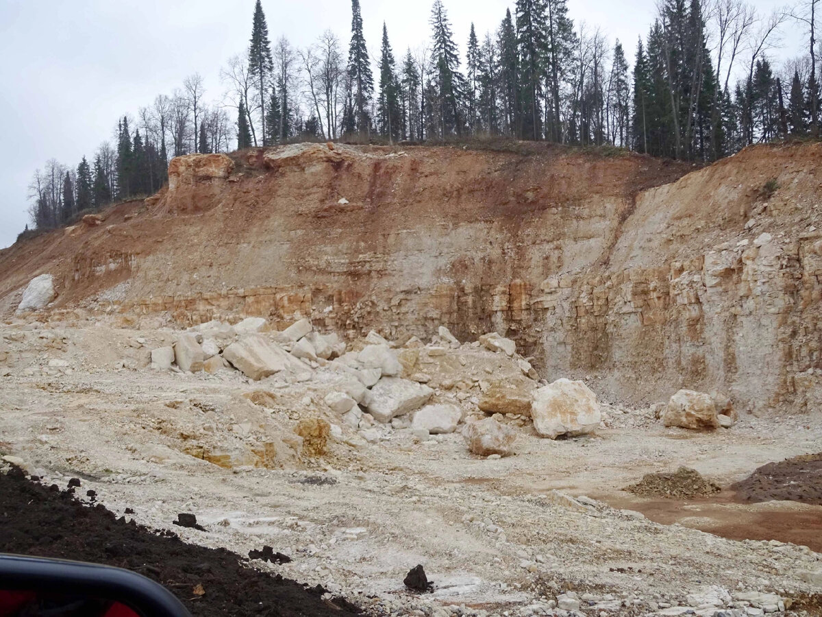 Периодически попадались вот такие раскопки. Дорогу делают с размахом. 