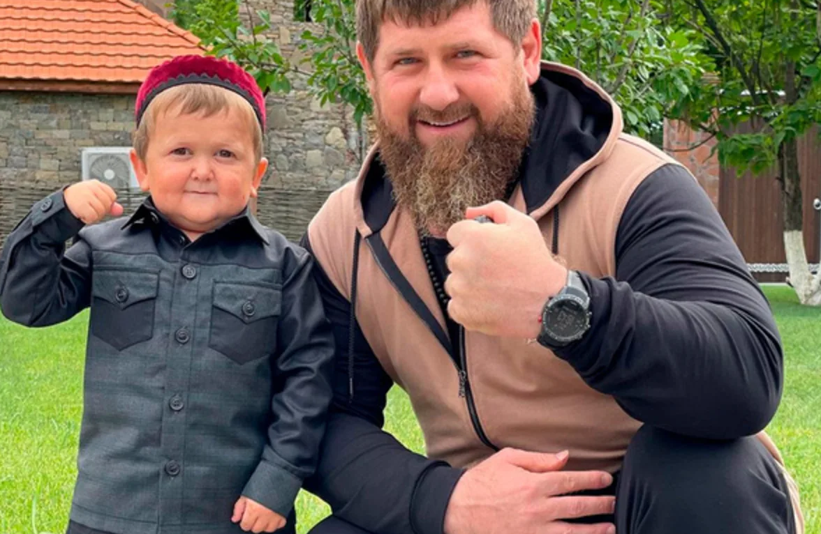 Хасбулат блоггер. Сколько лет маленькому хазбику. Хасбулат хасбик. Хасбулла магомедов и абдурозик. Хасбулла хасбик.