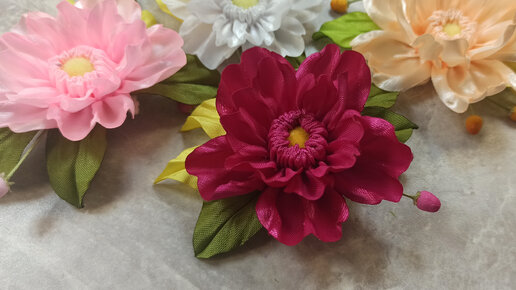 Цветочные резиночки из атласных лент с цветами на кружеве для девочки