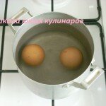 Итак, первый нюанс связан с тем, что яйца необходимо заливать водой полностью. Тогда за отведенное им время варки, а это 10 минут, они сварятся равномерно и полностью. Емкость для варки яиц вкрутую лучше всего выбрать неширокую, но достаточно глубокую.