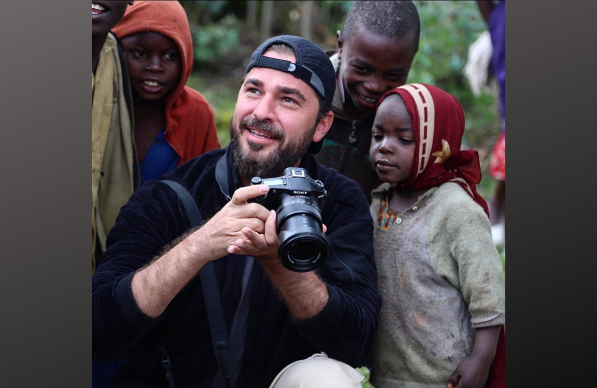 На фото турецкая звезда Энгин Алтан во время своего путешествия по Африке