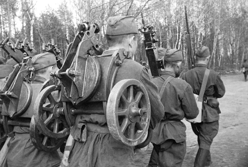 Рота станковых пулеметчиков направляется к передовой линии фронта. 1942 год. Источник - http://victory.rusarchives.ru