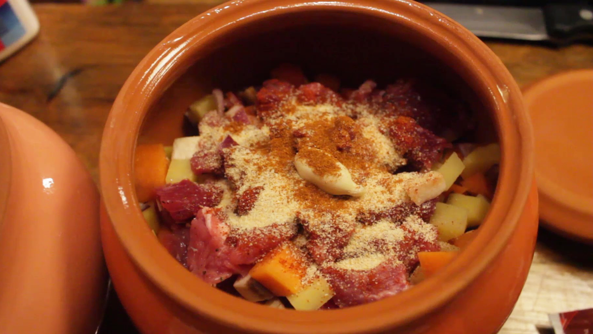 Сверху можно подсыпать ещё специй - они там с водой распределятся. 