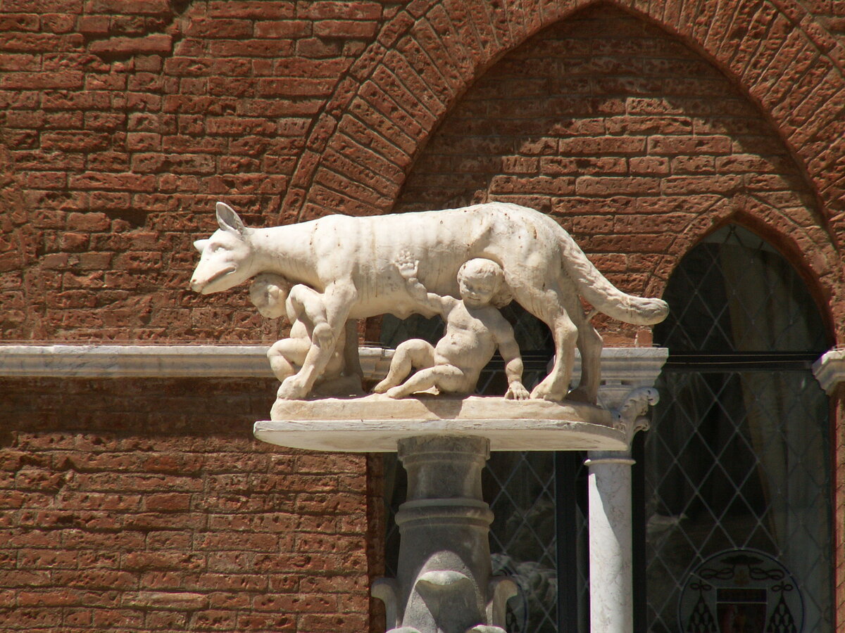 Волчица Ромула и Рема - символ Сиены. Фото автора.