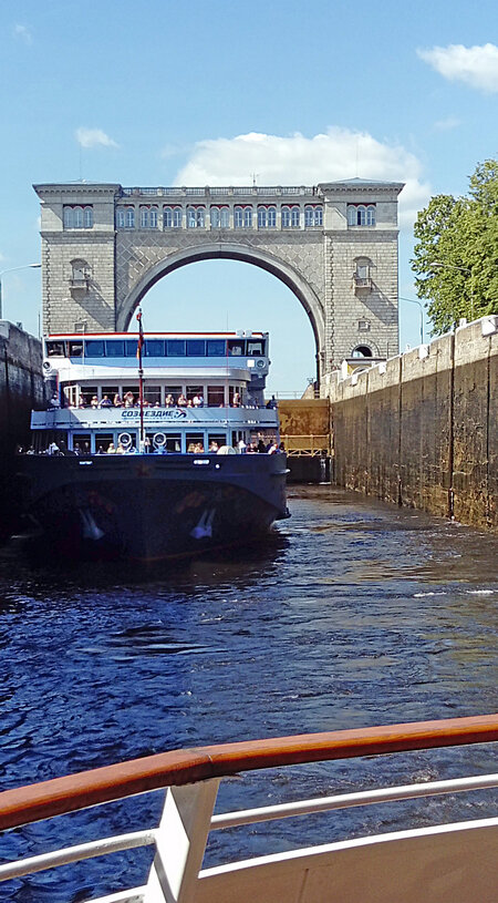 - Поддержать семьи, взявшие на себя опеку и попечительство, заботу о детях с особыми потребностями, сегодня исключительно важно.  Дать таким ребятам возможность поучаствовать в яркой и запоминающейся поездке, познакомиться с историей, культурой, природой России - это эффективный механизм социальной поддержки, который, как мы надеемся, будет способствовать их успешной интеграции в общество, - говорит председатель Правления РСТ - Северо-Запад Леонид Флит.
