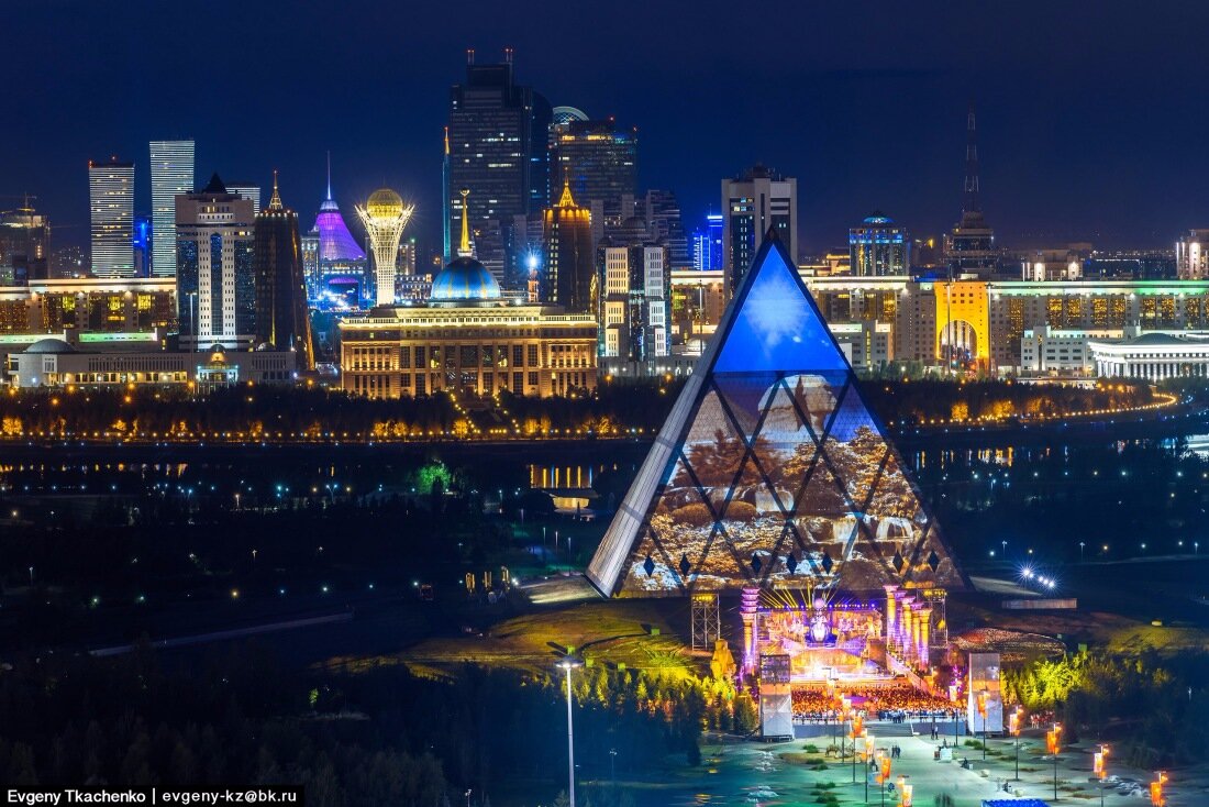 Столица РК . Дворец мира и согласия вечером.