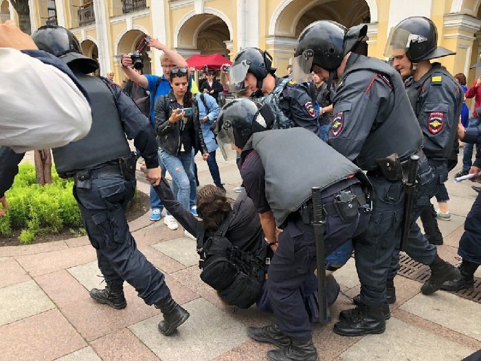 Задержания на акции 10 августа. Фото из Твиттера teamnavalny_spb 