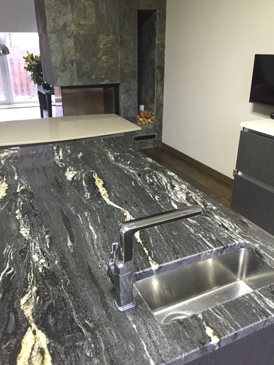 Столешница из гранита Блэк Космик