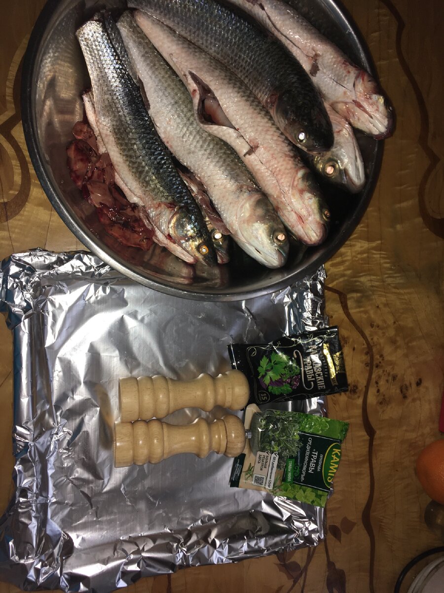 Чистим рыбу, отделяем внутренности, берём специи, у меня смесь кавказских трав и травы Средиземноморья, перец и соль по вкусу