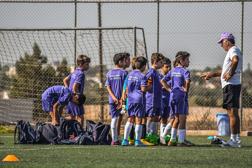 https://cdn.pixabay.com/photo/2019/10/12/20/53/football-4544858_960_720.jpg