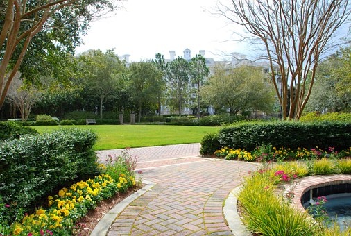 https://cdn.pixabay.com/photo/2015/02/24/00/41/garden-646942__340.jpg
