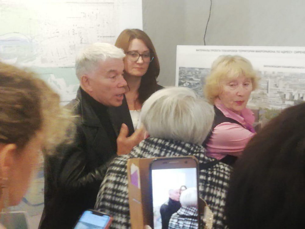 Олег Газманов на экспозиции проекта реновации в управе района Измайлово. Фото: Facebook 
