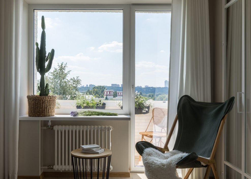 Вид из окон — одно из главных достоинств квартиры, поэтому оконные рамы максимально простые.