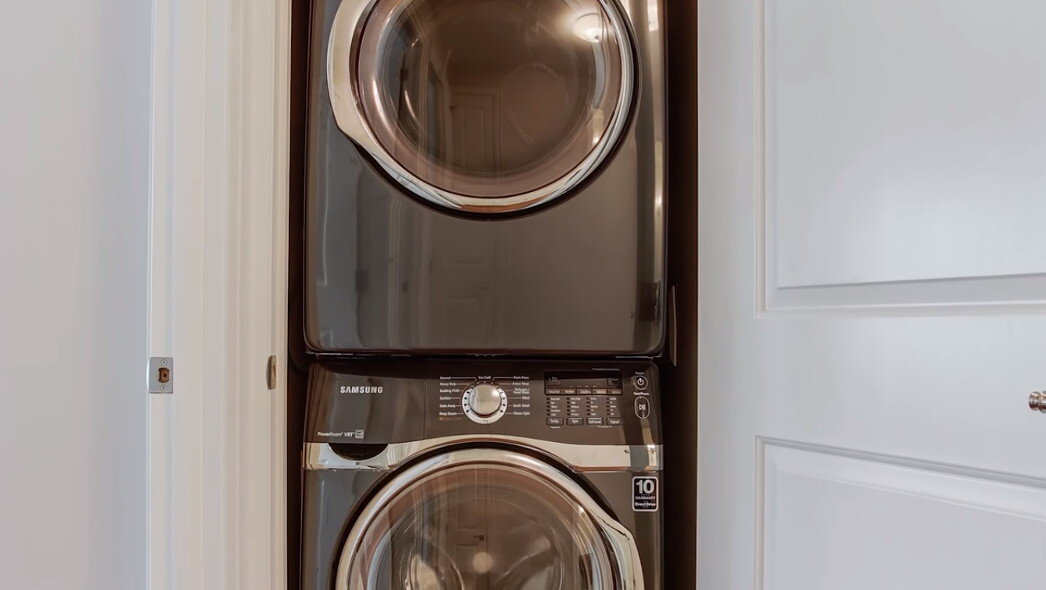 За границей в домах проектируют специальные комнатки для размещения в два яруса стиральной и сушильной машины