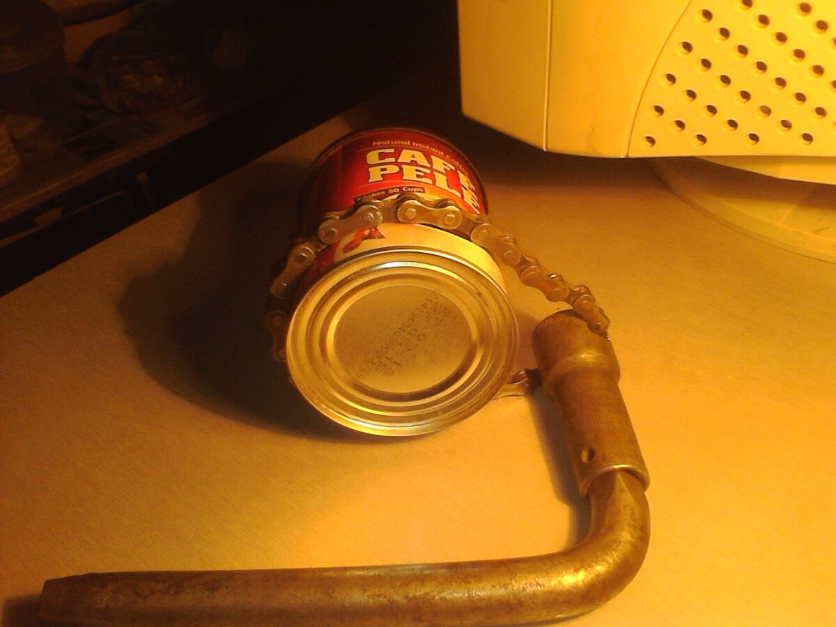 С помощью данной самоделки можно легко откручивать масляные фильтра. Листаем далее>>