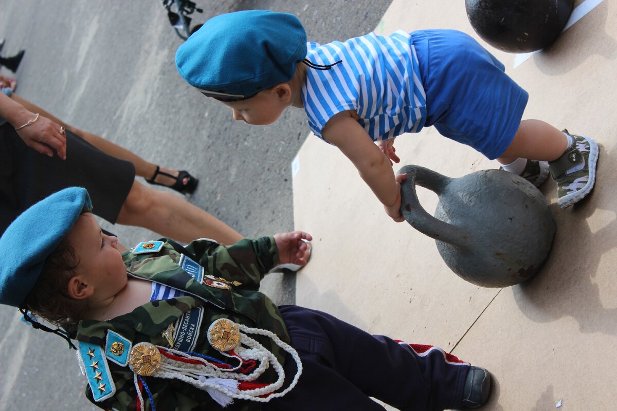 На фото: Прирожденные разведчицы с мальства учат парней, что и как...