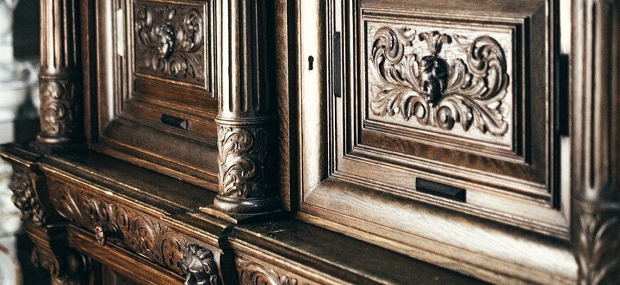 Антикварный буфет с резьбой