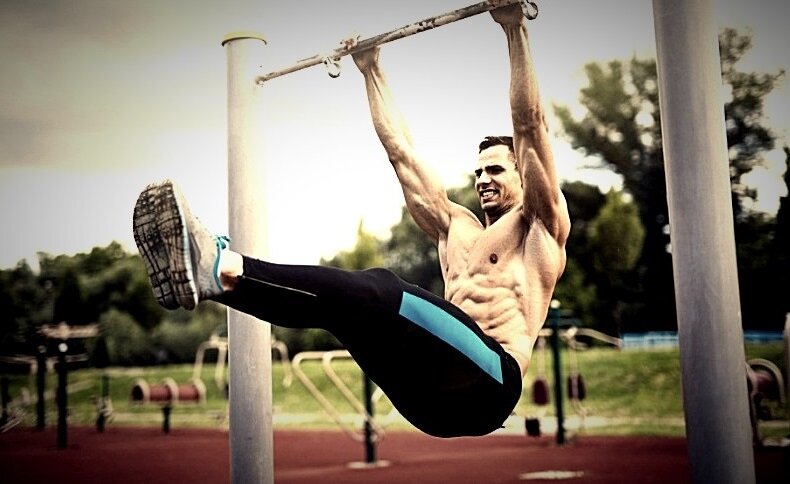 Подъём ног в висе