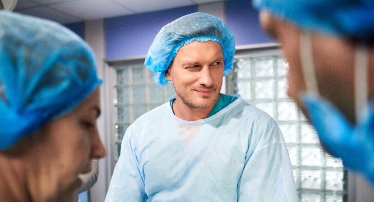 Петр Рыков в роли доктора Родионова. Фото: телеканал «Dомашний»