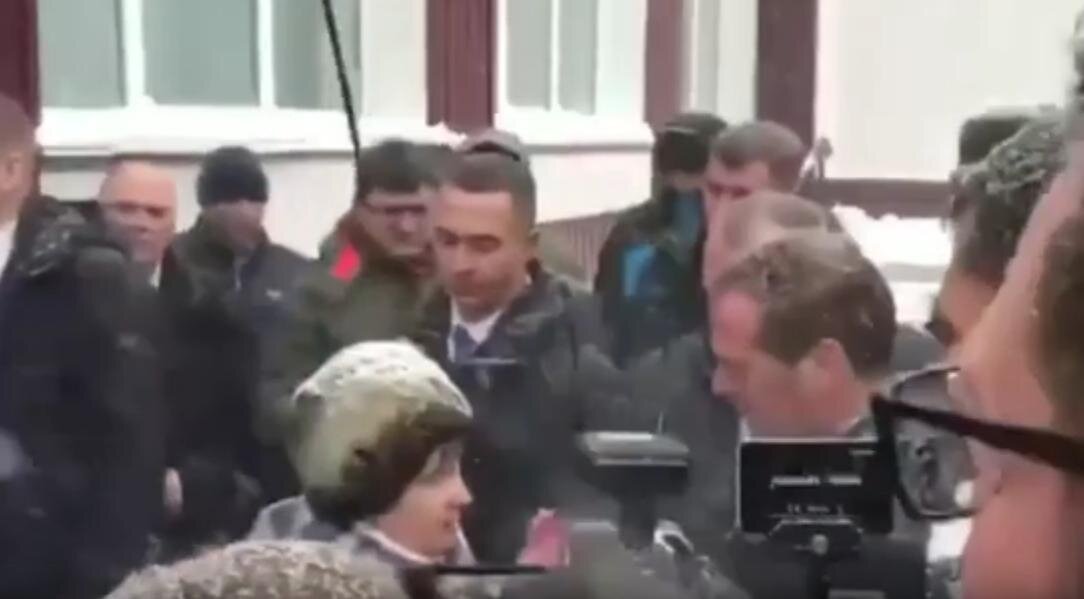 Женщина, которая упала на колени перед Медведевым