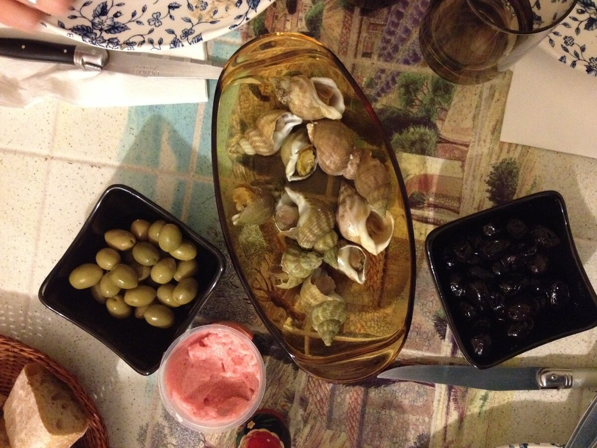 Ракушки, оливки, маслины и паштет