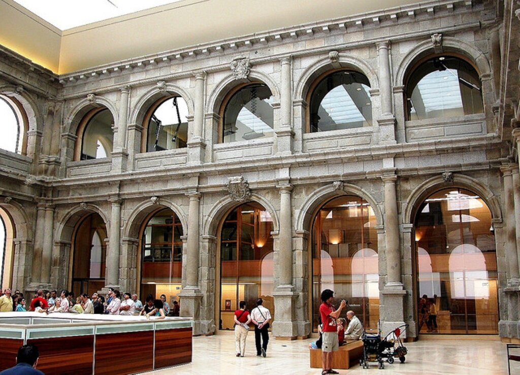 1. Музей Метрополитен в Нью-Йорке  Метрополитен-музей — один из крупнейших и четвёртый по посещаемости художественный музей мира. Расположен в Нью-Йорке, США.-2-2