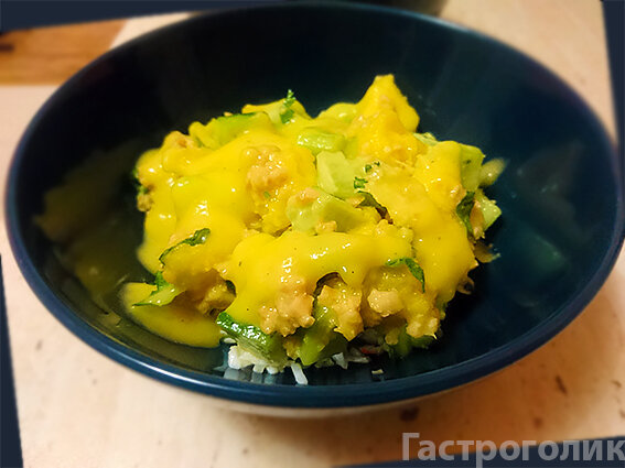 Готовый салат с крабом и манго (вариант подачи)