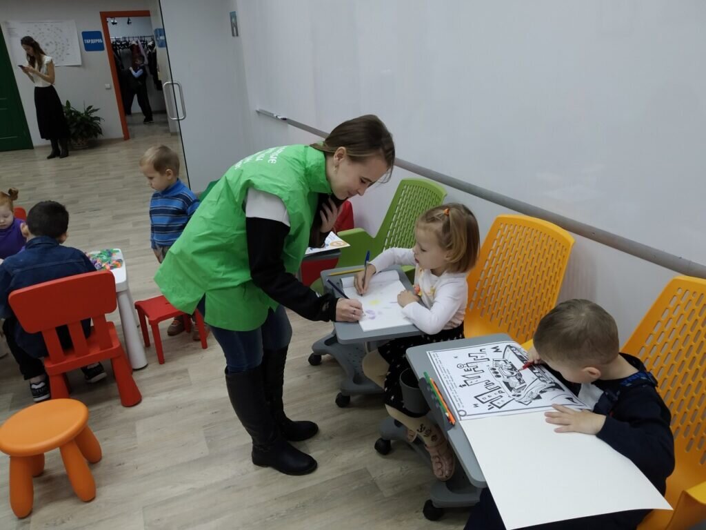 Пока мамы учатся, дети находятся под присмотром волонтеров. Фото: «Солнечный круг».