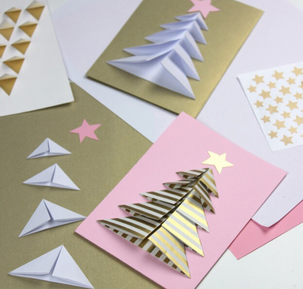 Объемные елочки  настолько просты в исполнении, что их можно сделать и в последний момент, но все таки лучше не откладывать на потом :)