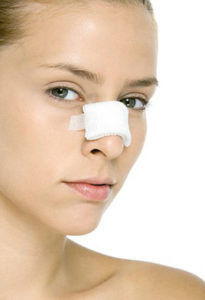 Если нос после ринопластики остался длинным или наблюдается какой-либо другой недостаток, то с допущения специалиста назначается повторная операция.