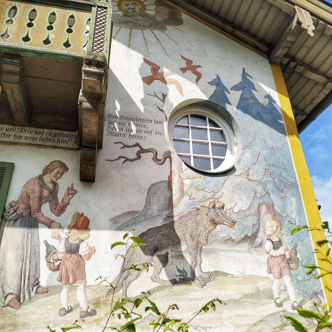 Как думаете, что у нее в корзинке?