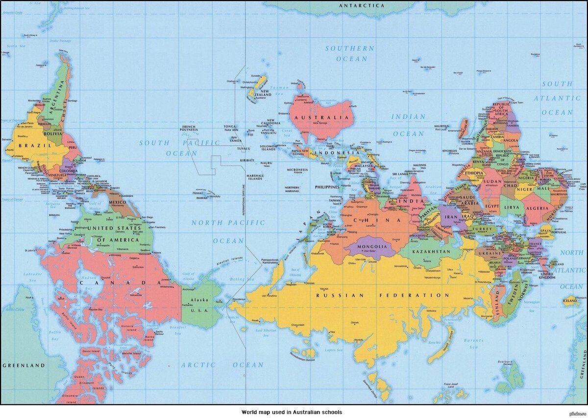 Картинка с картой мира висит на стене